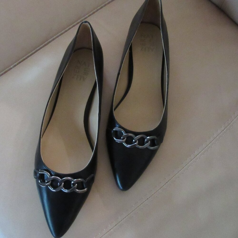 💕 NEW Naturalizer "Bobby" Black Casual Flats with Antique Silver Chain Detail